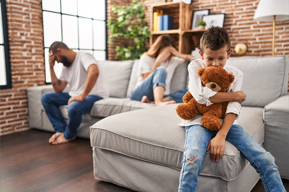 Familie auf Couch