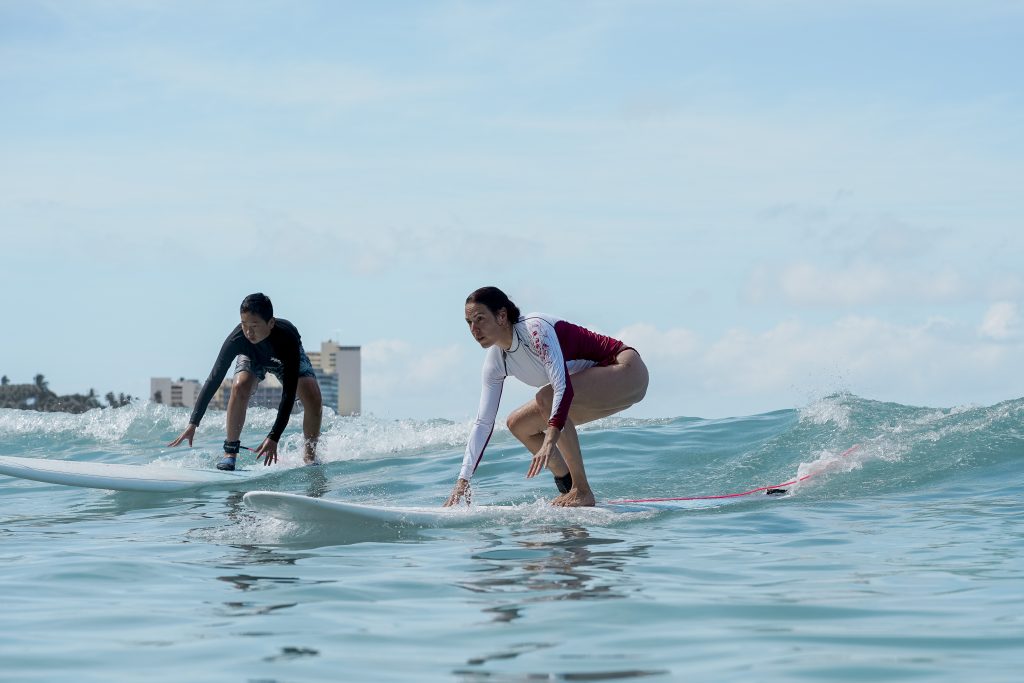 Denise Mayer beim Surfen
